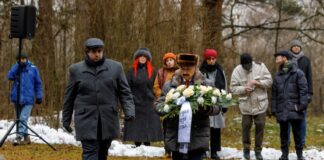 Piemiņas pasākums, kas veltīts ebreju masu slepkavību 84. gadadienai Rumbulā. Rumbulas mežs, 2025. gada 30. novembris. Foto: Marats Grišins.