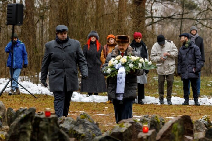 Piemiņas pasākums, kas veltīts ebreju masu slepkavību 84. gadadienai Rumbulā. Rumbulas mežs, 2025. gada 30. novembris. Foto: Marats Grišins.