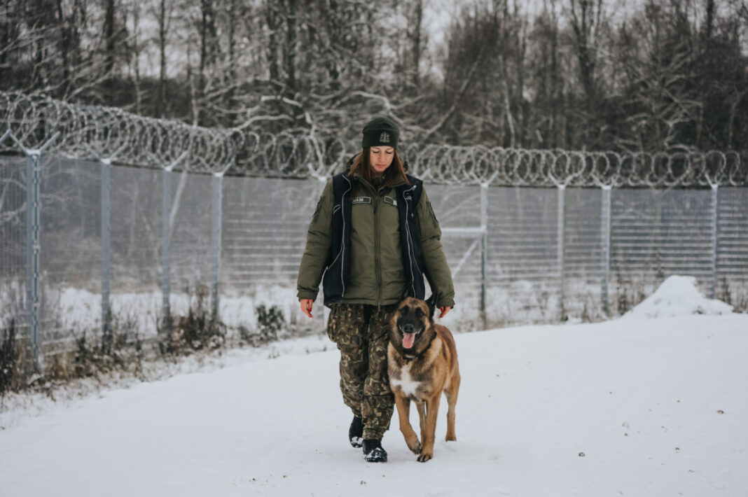 Robežsardzes kinoloģe Maija Potapova un viņas uzticamais dienesta pārinieks Viruss. Foto: Irina Maskaļenko Robežsardzes kinoloģe Maija Potapova un viņas uzticamais dienesta pārinieks Viruss. Foto: Irina Maskaļenko