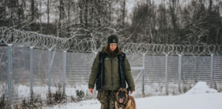 Robežsardzes kinoloģe Maija Potapova un viņas uzticamais dienesta pārinieks Viruss. Foto: Irina Maskaļenko