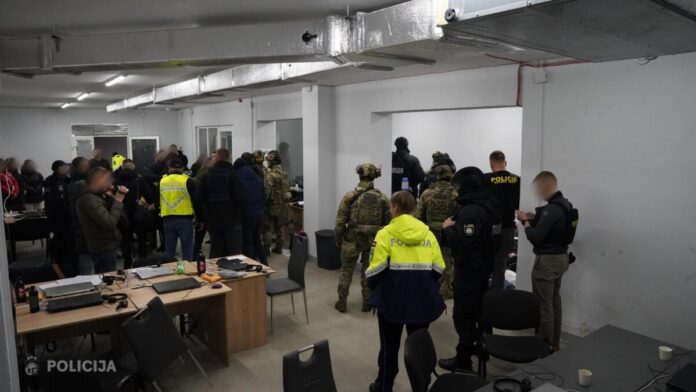 Ukrainā aizturēti latviešu valodā runājoši telefonkrāpnieki. Foto: Valsts policija Ukrainā aizturēti latviešu valodā runājoši telefonkrāpnieki. Foto: Valsts policija