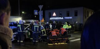 Satiksmes negadījums Daugavpils centrā — Sakņu un Alejas ielas krustojumā. 2025. gada 9. decembrī. Aculiecinieka foto