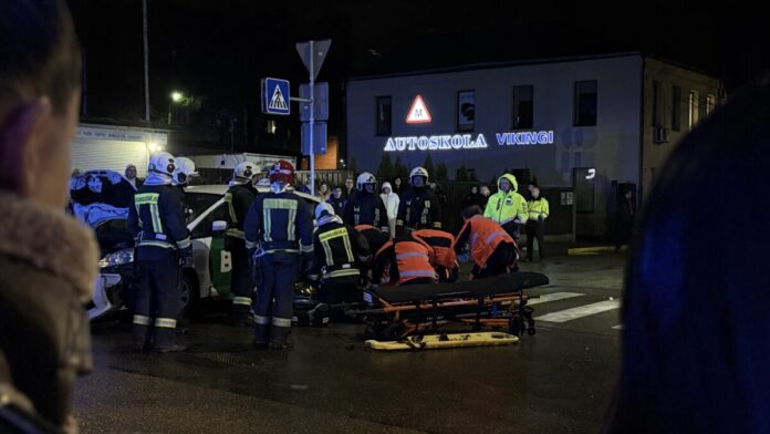 Satiksmes negadījums Daugavpils centrā — Sakņu un Alejas ielas krustojumā. 2025. gada 9. decembrī. Aculiecinieka foto