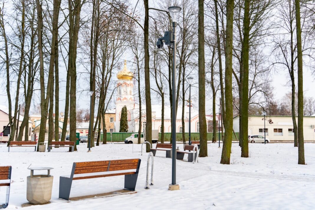 Gajokā pabeigta skvēra pārbūve: jauni celiņi, soliņi un apgaismojums ar videonovērošanu. Foto: Margarita Vigule/ Daugavpils valstspilsētas pašvaldība