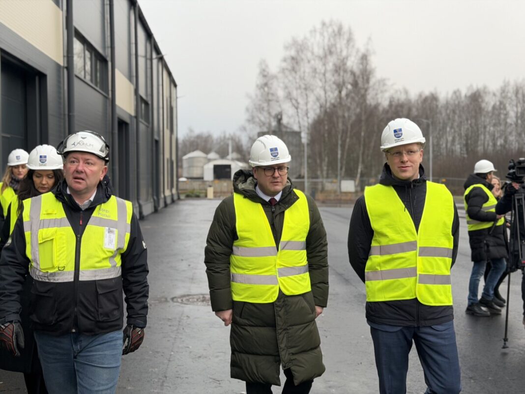 VARAM ministrs Raimonds Čudars apmeklē ALTOP industriālo parku. Foto: Anna Kusiņa / Chayka.lv VARAM ministrs Raimonds Čudars apmeklē ALTOP industriālo parku. Foto: Anna Kusiņa / Chayka.lv