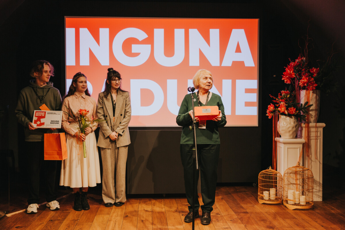Sabiedriskās organizācijas “Baltā māja” vadītāja Inguna Badūne ar “Latgales senioru balvas” apbalvojumu par ieguldījumu izglītībā. 2025. gada 12. decembris. Foto: Irina Maskalenko / Chayka.lv