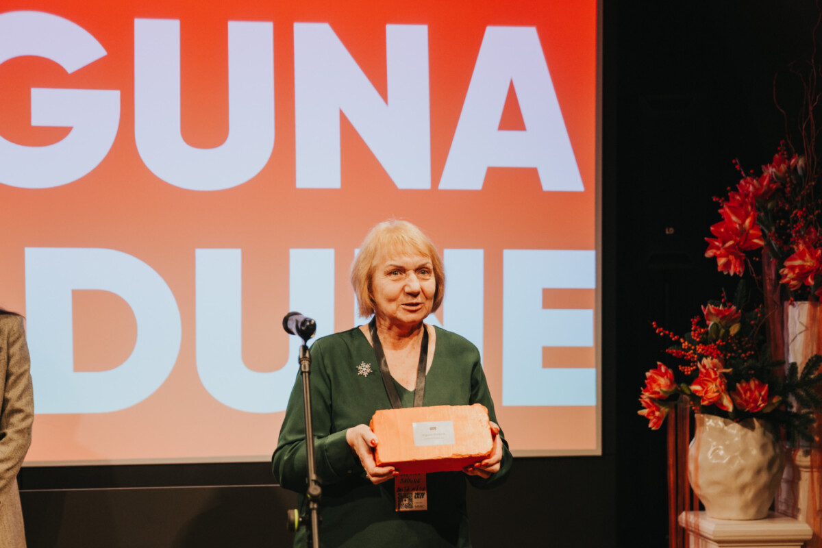Sabiedriskās organizācijas “Baltā māja” vadītāja Inguna Badūne ar “Latgales senioru balvas” apbalvojumu par ieguldījumu izglītībā. 2025. gada 12. decembris. Foto: Irina Maskalenko / Chayka.lv