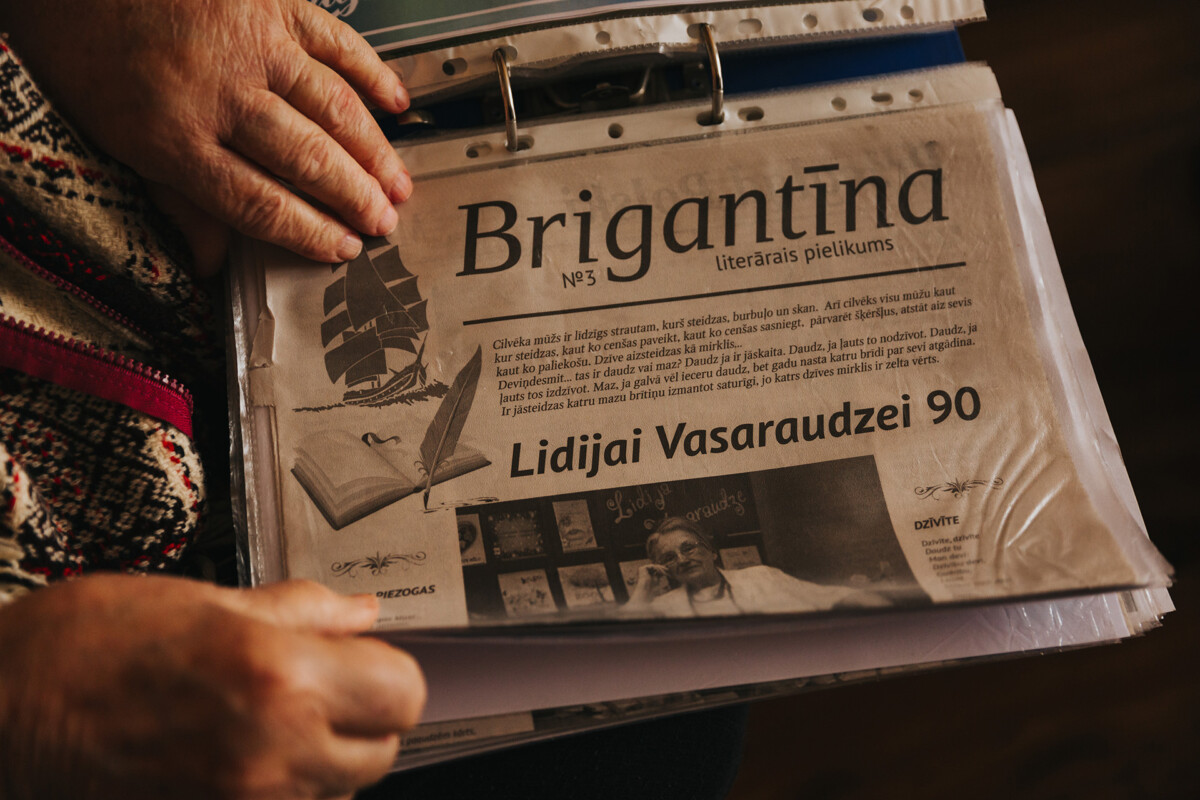 Lidijas Vasaraudzes 90. dzimšanas dienai veltīts literārs pielikums laikrakstā “miljons”. Viņa to atzīmēja 2025. gada augustā, un tā kļuva par kārtējo lappusi ģimenes arhīvā, ko apkopo Lidija. Arhīvs ir apjomīgs — jau trīs mapes. Foto: Irina Maskaļenko