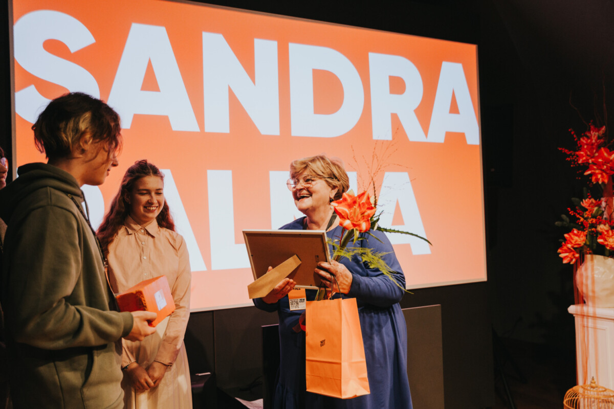 Organizācijas “Ludzas rajona partnerība” vadītāja Sandra Palma saņem “Latgales senioru balvu” par sabiedrības saliedēšanu. 2025. gada 12. decembris. Foto: Irina Maskalenko / Chayka.lv