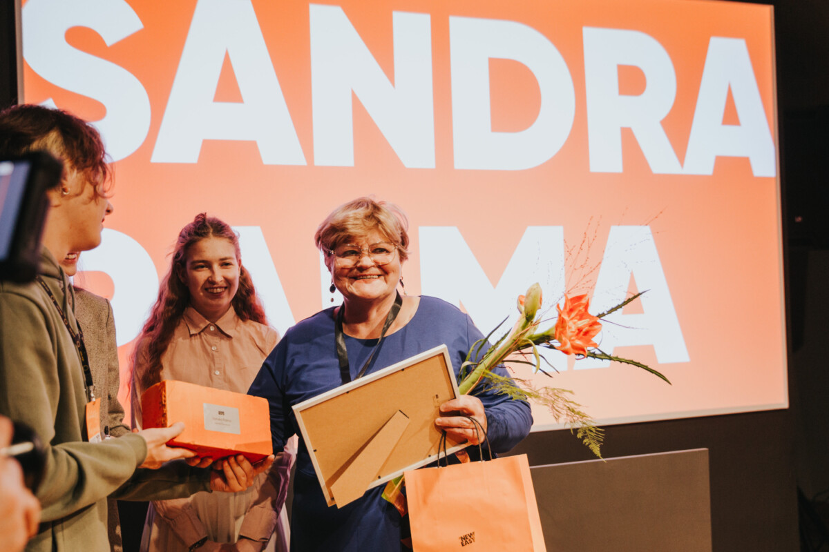 Organizācijas “Ludzas rajona partnerība” vadītāja Sandra Palma saņem “Latgales senioru balvu” par sabiedrības saliedēšanu. 2025. gada 12. decembris. Foto: Irina Maskalenko / Chayka.lv