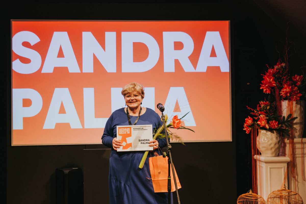 Organizācijas “Ludzas rajona partnerība” vadītāja Sandra Palma saņem “Latgales senioru balvu” par sabiedrības saliedēšanu. 2025. gada 12. decembris. Foto: Irina Maskalenko / Chayka.lv