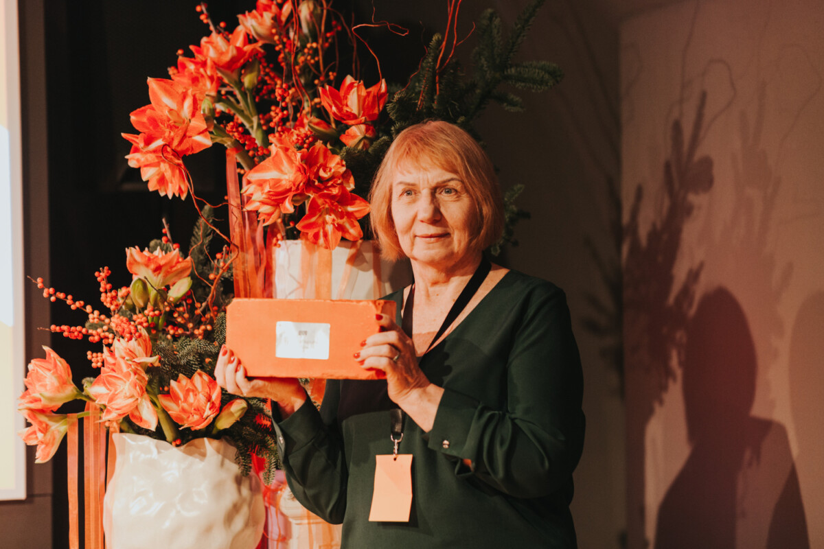 Sabiedriskās organizācijas “Baltā māja” vadītāja Inguna Badūne ar “Latgales senioru balvas” apbalvojumu par ieguldījumu izglītībā. 2025. gada 12. decembris. Foto: Irina Maskalenko / Chayka.lv