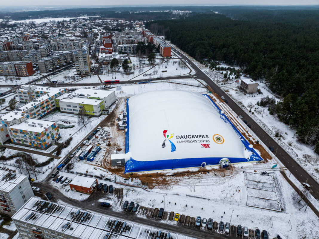 Kupols virs Draudzīgā aicinājums vidusskolas stadiona. Foto: Andres Jemeļjanovs / Daugavpils valstspilsētas pašvaldība Kupols virs Draudzīgā aicinājums vidusskolas stadiona. Foto: Andres Jemeļjanovs / Daugavpils valstspilsētas pašvaldība