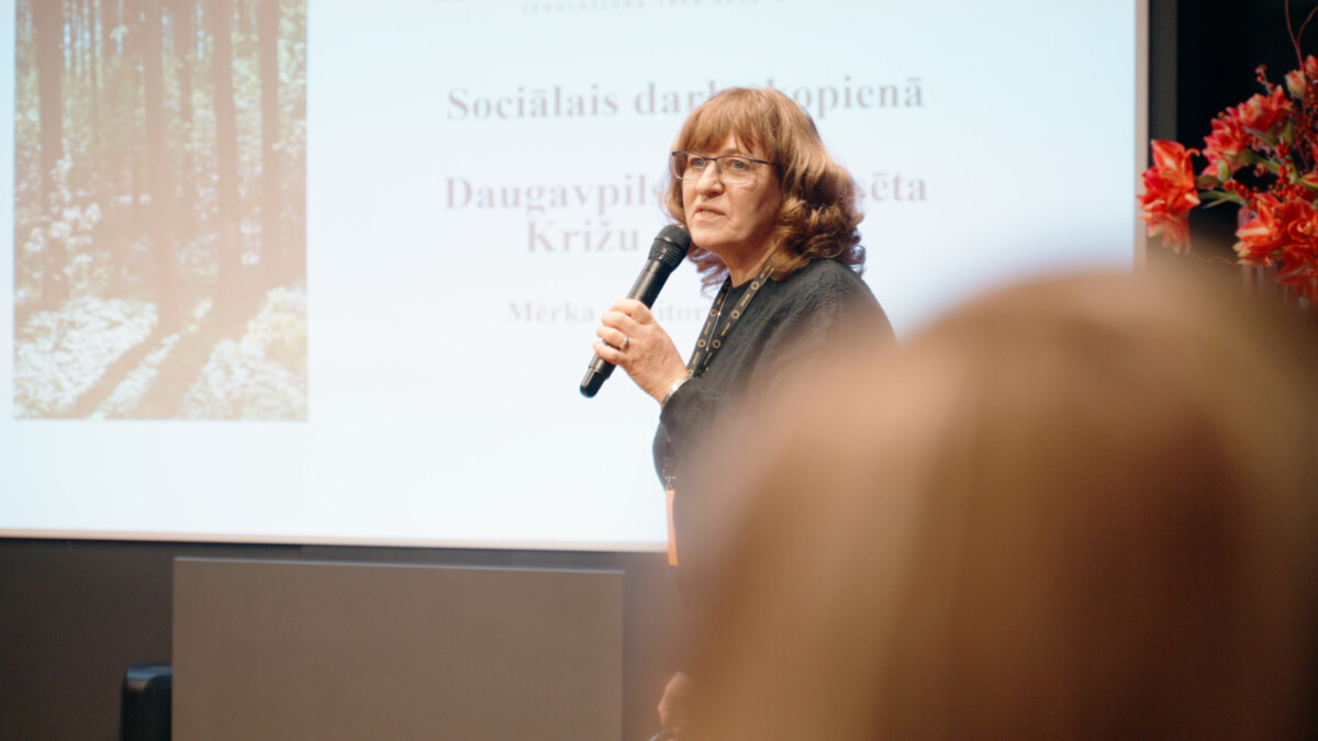 Daugavpils dienas centra “Saskarsme” sociālā darbiniece Lilita Gadzāne. Latgales senioru forums. 2025. gada 12. decembris. Foto: Ivars Utināns / New East
