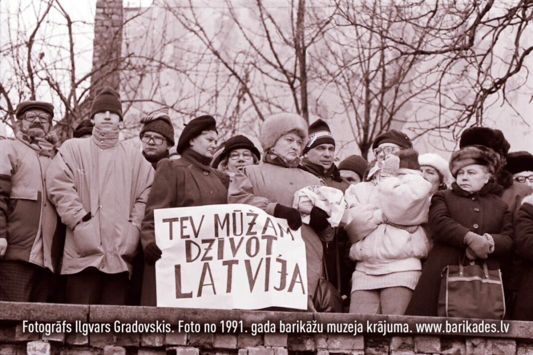 1991. gada barikādes Rīgā. Foto: Ilgvards Gradovskis 1991. gada barikādes Rīgā. Foto: Ilgvards Gradovskis