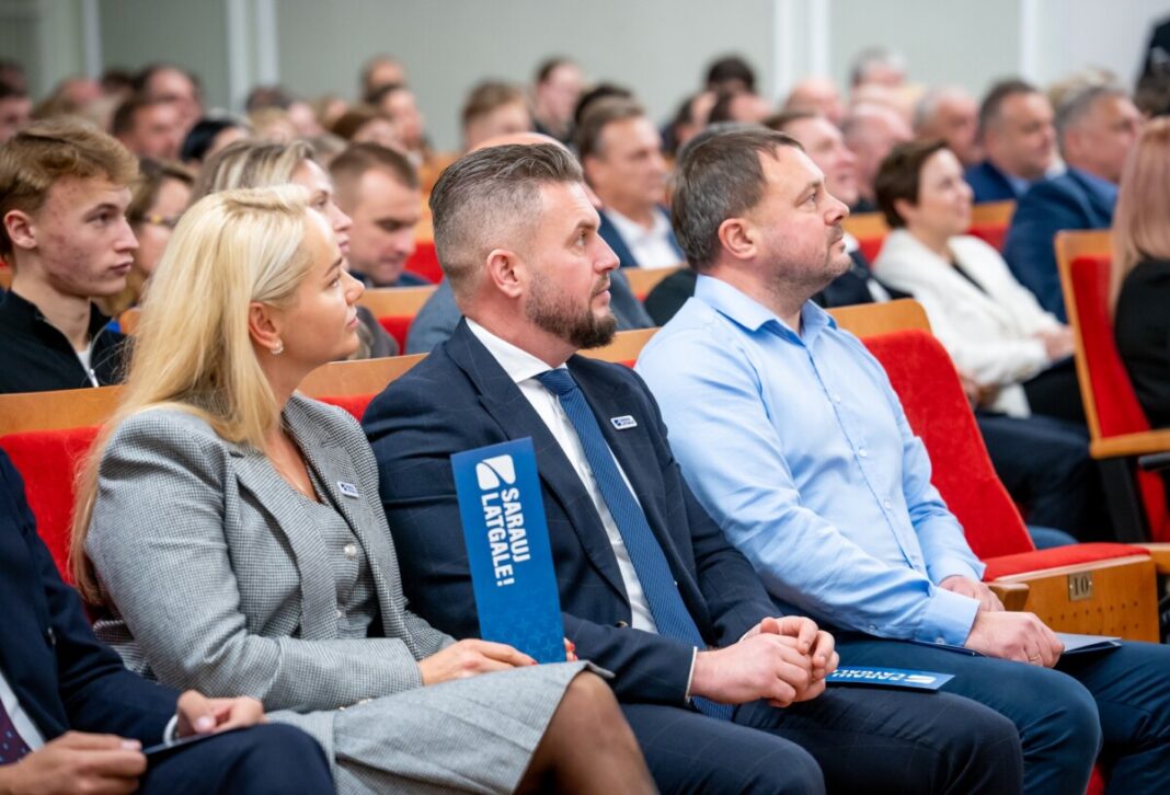 482322793_946797507601888_1530638931735813349_n-2 Sarauj, Latgale! līdera Andreja Elksniņa partijas dibināšanas kongresa dalībnieki — 2024. gada 23. novembrī. Foto: Sarauj, Latgale! lapa vietnē "Facebook".