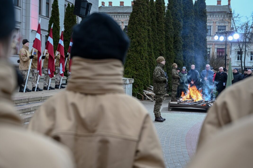 Barikāžu aizstāvju diena iepretim Daugavpils Universitātei. 2024. gada 20. janvāris. Foto: Anna Luīze Ruskule Barikāžu aizstāvju diena iepretim Daugavpils Universitātei. 2024. gada 20. janvāris. Foto: Anna Luīze Ruskule