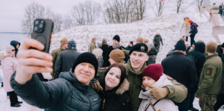 Izlaiduma ceremonija valsts aizsardzības dienesta karavīriem Alūksnē. Foto: Armīns Janiks, Aizsardzības ministrija