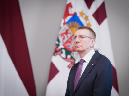 SAB: Krievijas radītais apdraudējums Latvijai saglabāsies arī pēc kara Ukrainā, prezidents – “nevar atslābt” Komentējot SAB secinājumus, Valsts prezidents Edgars Rinkēvičs norādīja, ka “šobrīd kādi īpaši drošības pasākumi ārpus tiem, kas tiek regulāri veikti, nav nepieciešami.” Foto: Ilmārs Znotiņš, Valsts prezidenta kanceleja.