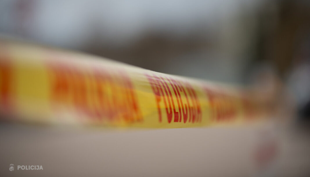 Policija Rēzeknē atklāj slepkavību; līķis atrasts uz balkona. Ilustrācija: Valsts policija Policija Rēzeknē atklāj slepkavību; līķis atrasts uz balkona. Ilustrācija: Valsts policija