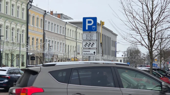 Daugavpilī līdz 9. janvārim turpinās pārejas periods uz jauno maksas autostāvvietu lietošanas kārtību. Foto: Daugavpils satiksme Daugavpilī līdz 9. janvārim turpinās pārejas periods uz jauno maksas autostāvvietu lietošanas kārtību. Foto: Daugavpils satiksme