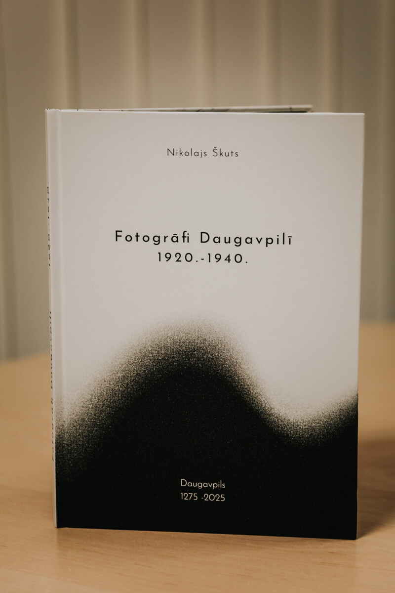 Nikolaja Škuta grāmata “Fotogrāfi Daugavpilī 1920–1940”. Foto: Irina Maskalenko
