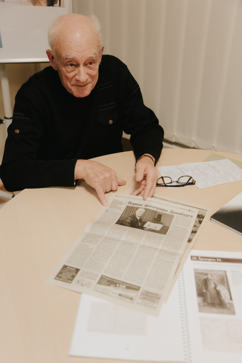 Par Nikolaju Škutu un viņa kolekciju rakstīja vietējās avīzes. Foto: Irina Maskalenko