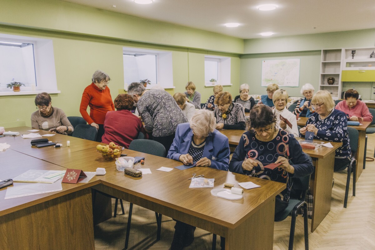 Meistarklasē par apsveikuma kartīšu veidošanu izodiega (string art) tehnikā Krāslavas Senioru skolā. 2025. gada 4. decembris. Foto: Jevgēnijs Ratkovs