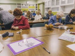Pirmajai senioru skolai Latvijā — vairāk nekā 10 gadi. Stāstām, kā darbojas Krāslavas Senioru skola un kāpēc tā ir nepieciešama Meistarklasē par apsveikuma kartīšu veidošanu izodiega (string art) tehnikā Krāslavas Senioru skolā. 2025. gada 4. decembris. Foto: Jevgēnijs Ratkovs