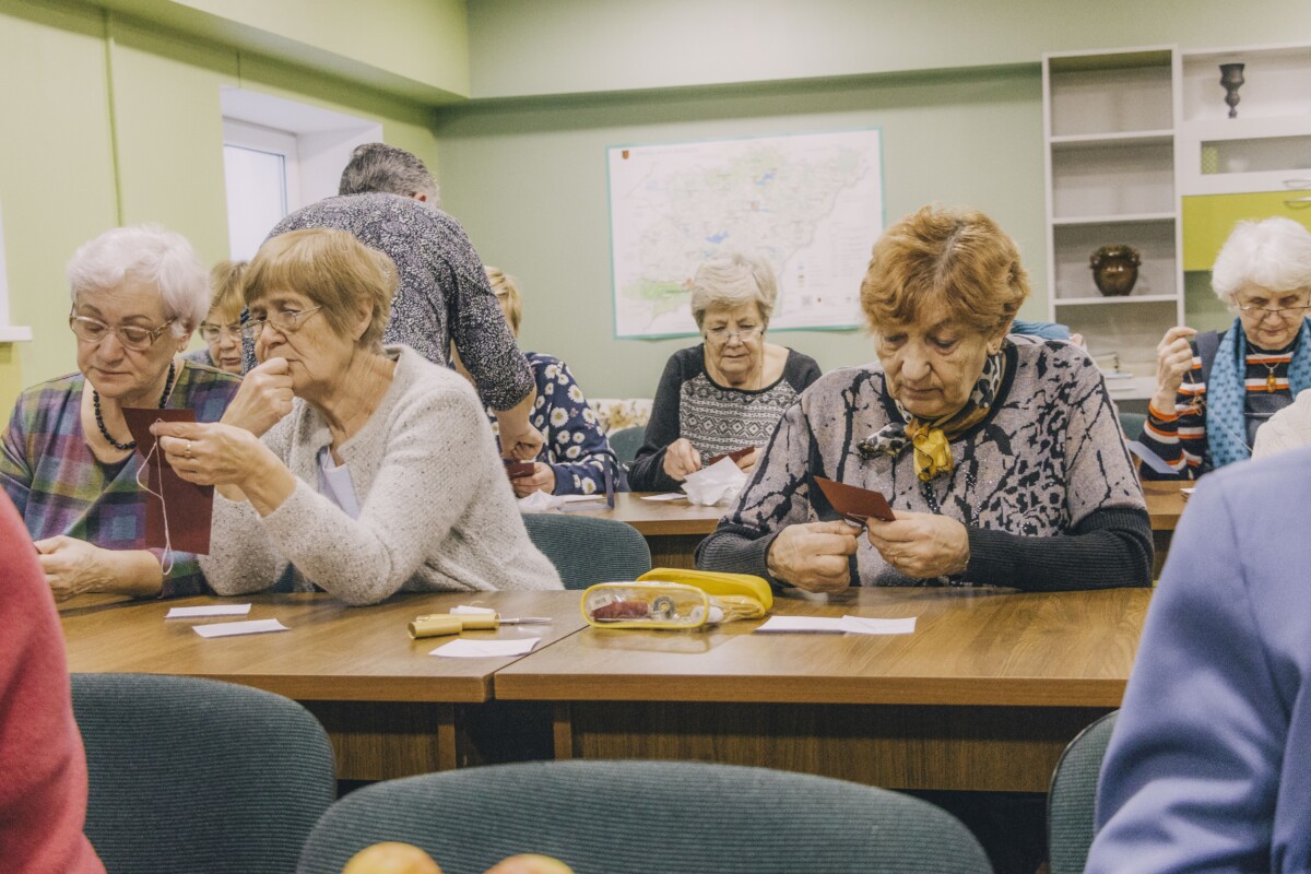 Meistarklasē par apsveikuma kartīšu veidošanu izodiega (string art) tehnikā Krāslavas Senioru skolā. 2025. gada 4. decembris. Foto: Jevgēnijs Ratkovs
