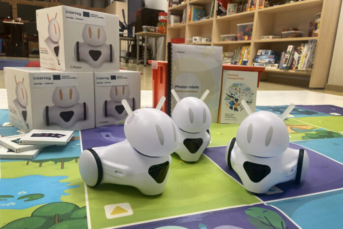 Latgales Centrālās bibliotēkas Ģimenes digitālo aktivitāšu centrā (Rīgas ielā 22A) parādījušies Photon EDU roboti. Foto: Latgales Centrālā bibliotēka.