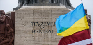 2024. gada 24. februārī, Rīgā, pie Brīvības pieminekļa. Foto: Gints Ivuškāns / Latvijas Pilsoniskā alianse
