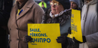 Ukrainas atbalsta gājiens Daugavpilī. 2025. gada 24. februāris — trešā gadadiena kopš kara sākuma Ukrainā. Foto: Viktorija Kravcova