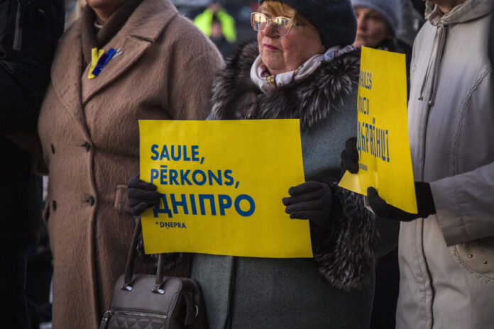 Ukrainas atbalsta gājiens Daugavpilī. 2025. gada 24. februāris — trešā gadadiena kopš kara sākuma Ukrainā. Foto: Viktorija Kravcova