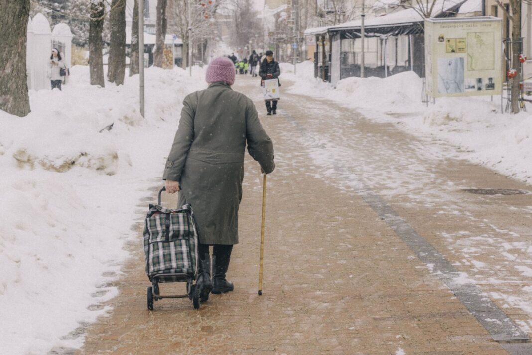 Iedzīvotāju īpatsvars virs darbspējas vecuma Latgalē sasniedzis 24,4%. Tas ir, gandrīz katrs ceturtais iedzīvotājs pieder šai vecuma grupai. Ilustratīvs foto: Jevgēnijs Ratkovs (Daugavpils, 2026. gada 25. februāris) Iedzīvotāju īpatsvars virs darbspējas vecuma Latgalē sasniedzis 24,4%. Tas ir, gandrīz katrs ceturtais iedzīvotājs pieder šai vecuma grupai. Ilustratīvs foto: Jevgēnijs Ratkovs (Daugavpils, 2026. gada 25. februāris)