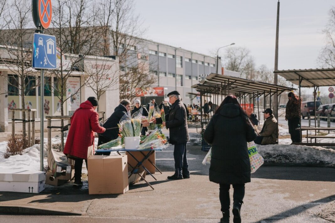 Ja cilvēks ir vesels un darbspējīgs, vecumam nav lielas nozīmes. Ilustratīvs attēls. Foto: Irina Maskaļenko Ja cilvēks ir vesels un darbspējīgs, vecumam nav lielas nozīmes. Ilustratīvs attēls. Foto: Irina Maskaļenko