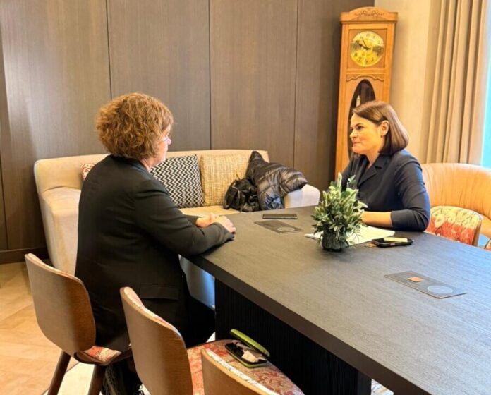Cihanouska_intervija Svjatlana Cihanouska dod interviju "Chayka" portālam. Rīga, 2026. gada 12. marts. Foto no Chayka.lv arhīva.