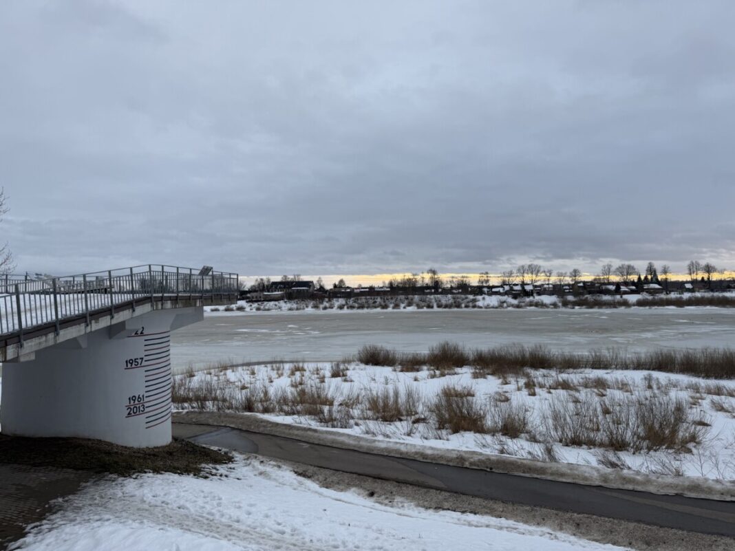 Daugava Bruģu ielas promenādes apkaimē 2026. gada 2. martā. Foto: Anna Kusiņa / Chayka.lv