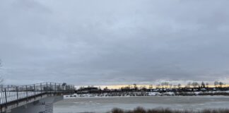Daugava Bruģu ielas promenādes apkaimē 2026. gada 2. martā. Foto: Anna Kusiņa / Chayka.lv