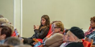 Paaudžu konflikts: kāpēc vecāki un bērni ne vienmēr saprot viens otru. Saruna ar psiholoģi “Trešās paaudzes universitātes” atklāšana Daugavpils Universitātē. 2025. gada 17. oktobrī. Zālē senioru vidū bija arī jaunieši. Foto: Andrejs Jemeļjanovs.