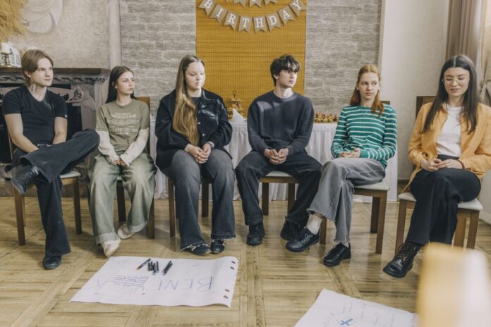 gruppa-uchenikov-i-lider-gruppy-kotorye-puteshestvovali-v-strany-benilyuksa.-foto_-evgenij-ratkov Projekta "DiscoverEU Inclusion" dalībnieki stāsta par saviem piedzīvojumiem. Foto: Jevgeņijs Ratkovs