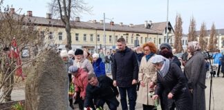 Ziedu nolikšana pie piemiņas akmens Nevainīgajiem sarkanā terora upuriem. 2026. gada 25. marts. Foto: Evita Savicka