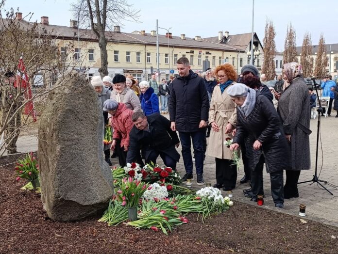 Ziedu nolikšana pie piemiņas akmens Nevainīgajiem sarkanā terora upuriem. 2026. gada 25. marts. Foto: Evita Savicka