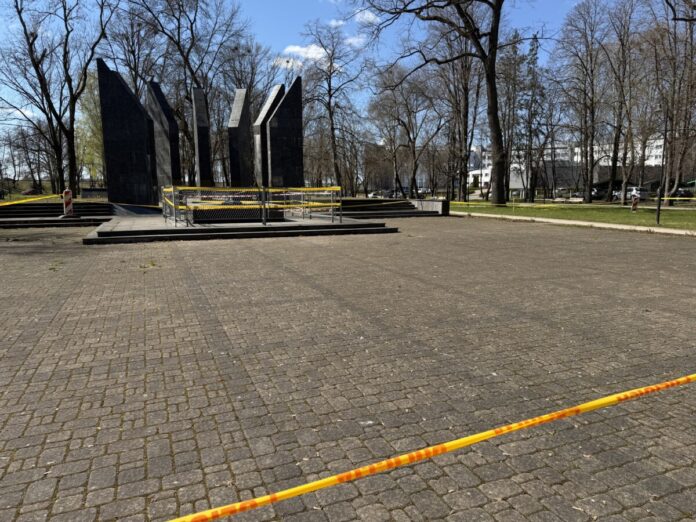 Memoriāls Dubrovina parkā 2026. gada 20. aprīlī. Foto: Anna Kusiņa Memoriāls Dubrovina parkā 2026. gada 20. aprīlī. Foto: Anna Kusiņa
