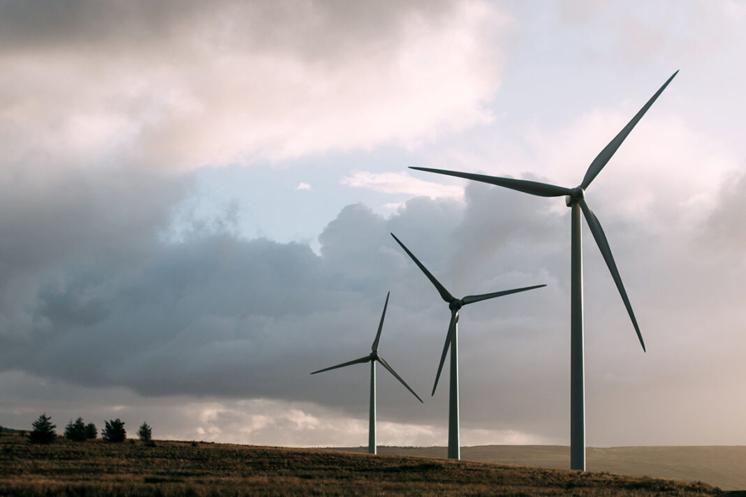 Three wind turbines standing on a grassy landscape Vēja ģeneratori. Ilustratīvs attēls: Sam Forson / Creative Commons licence