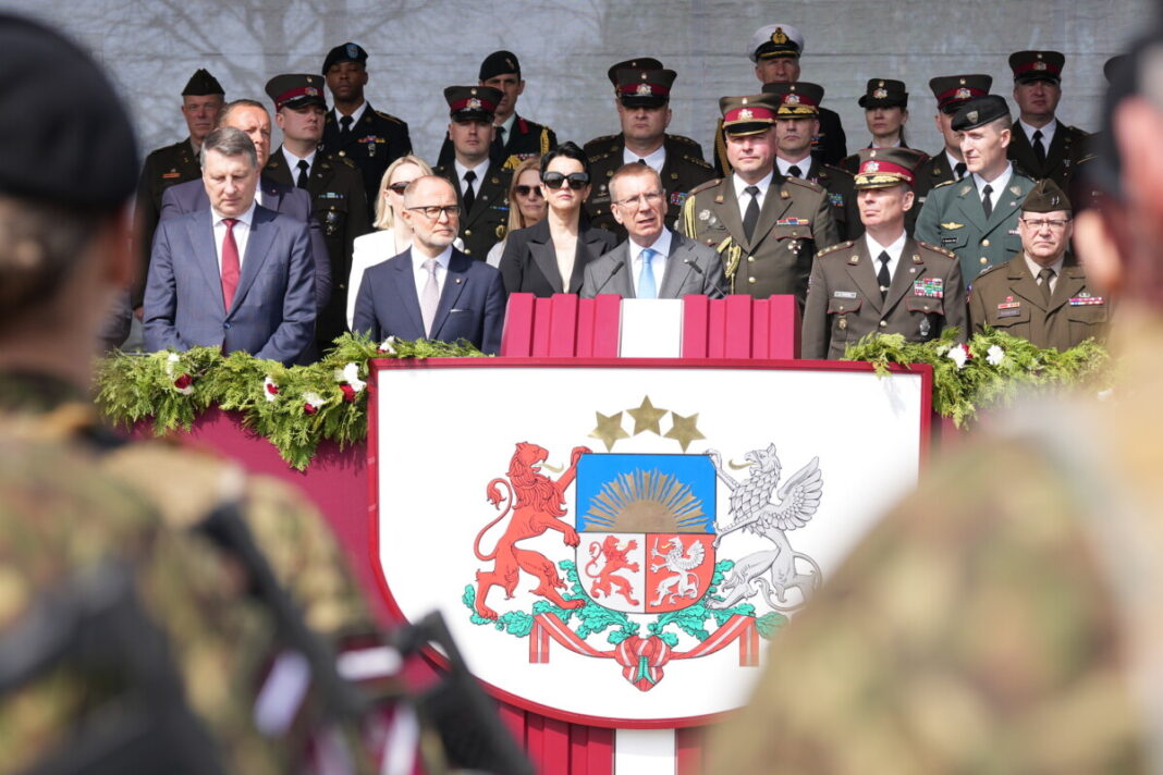 Valsts prezidents Edgars Rinkēvičs militārajā parādē Aizkrauklē. Foto autors: Ilmārs Znotiņš / Valsts prezidenta kanceleja. Valsts prezidents Edgars Rinkēvičs militārajā parādē Aizkrauklē. Foto autors: Ilmārs Znotiņš / Valsts prezidenta kanceleja.