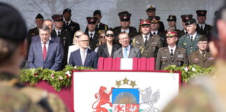 Valsts prezidents Edgars Rinkēvičs militārajā parādē Aizkrauklē. Foto autors: Ilmārs Znotiņš / Valsts prezidenta kanceleja.