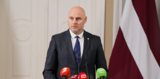 Valsts prezidents uztic valdības veidošanu Andrim Kulbergam. Foto: Ilmārs Znotiņš, Valsts prezidenta kanceleja