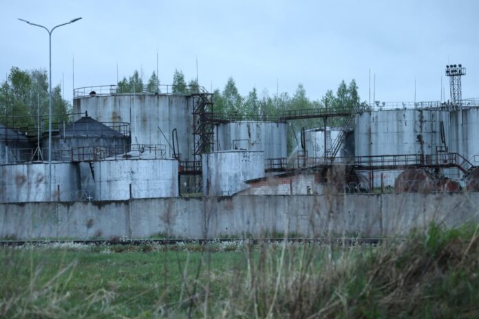Naftas produktu uzglabāšanas objekta teritorija Komunālajā ielā Rēzeknē, kur 2026. gada 7. maijā nokritis drons. Foto: Māris Justs / LSM Latgales redakcija Naftas produktu uzglabāšanas objekta teritorija Komunālajā ielā Rēzeknē, kur 2026. gada 7. maijā nokritis drons. Foto: Māris Justs / LSM Latgales redakcija