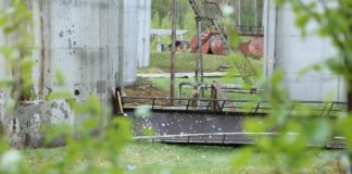 Naftas produktu uzglabāšanas objekta teritorija Komunālajā ielā Rēzeknē, kur 2026. gada 7. maijā nokritis drons. Foto: Māris Justs / LSM Latgales redakcija